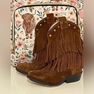 Smoky mountains brown suede with fringe and brass buttons. Girls size 9